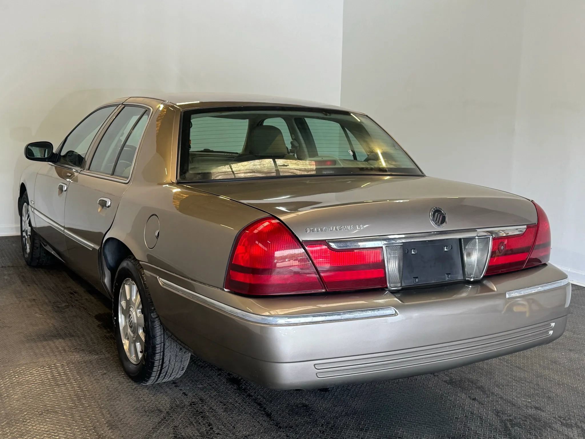 Used 2004 Mercury Grand Marquis LS RWD image 4