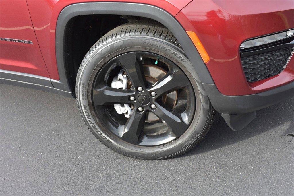 Used 2023 Jeep Grand Cherokee Limited w/ Black Appearance Package image 3