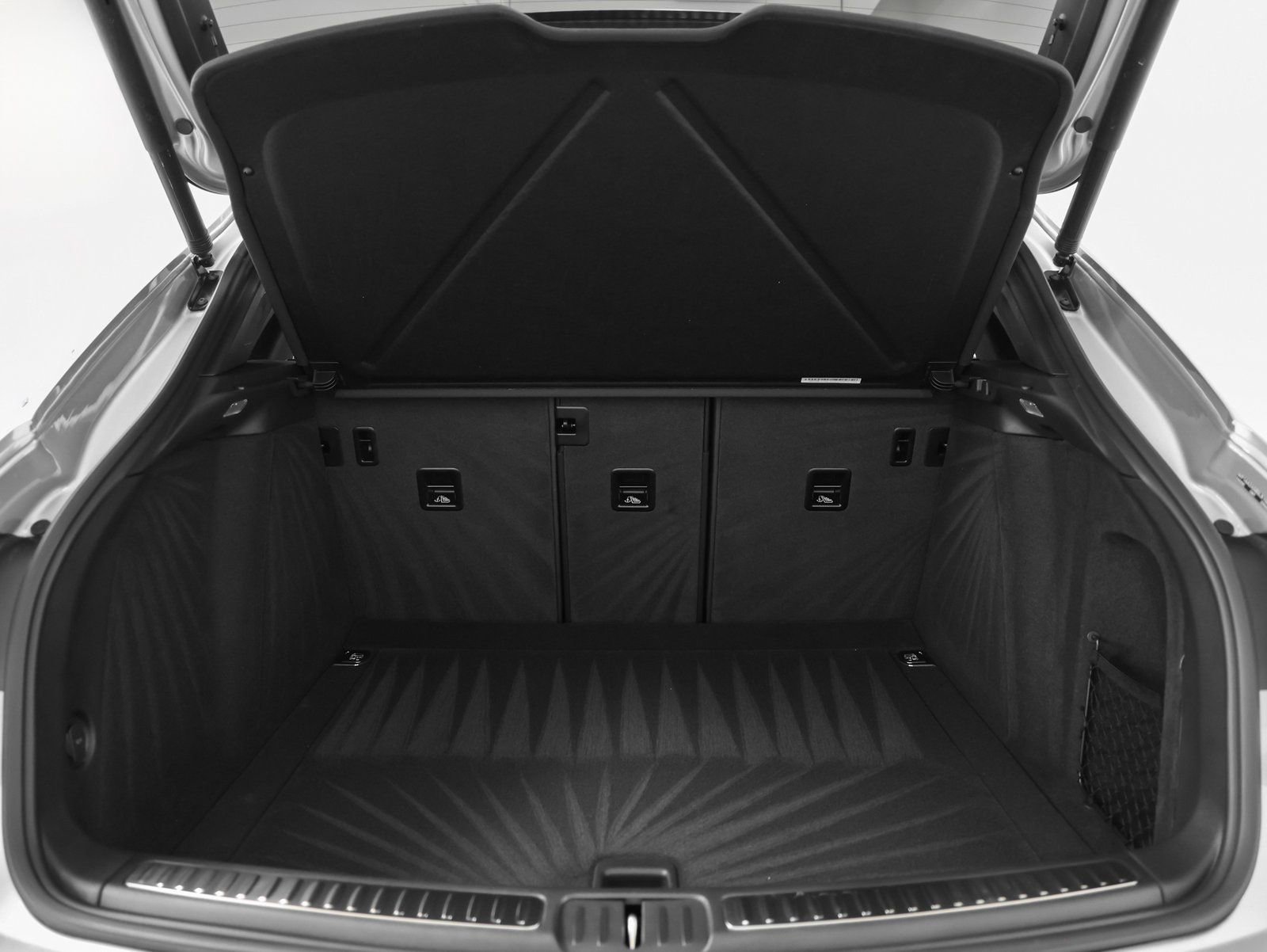 Certified 2025 Porsche Macan image 16