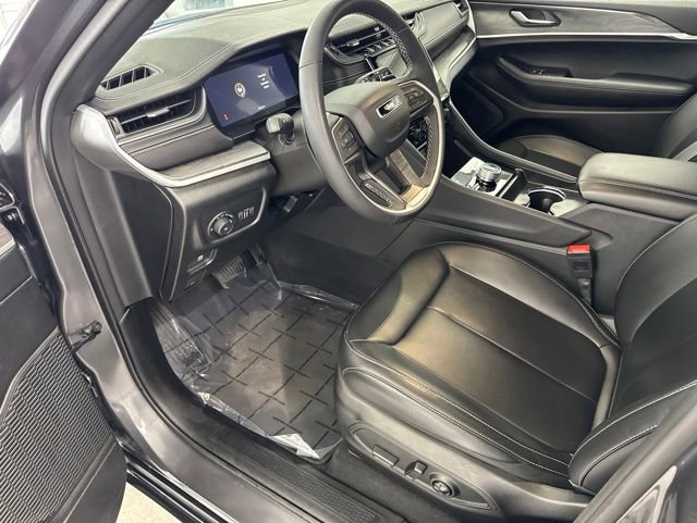 Used 2025 Jeep Grand Cherokee Limited w/ Black Appearance Package AWD/4WD image 15