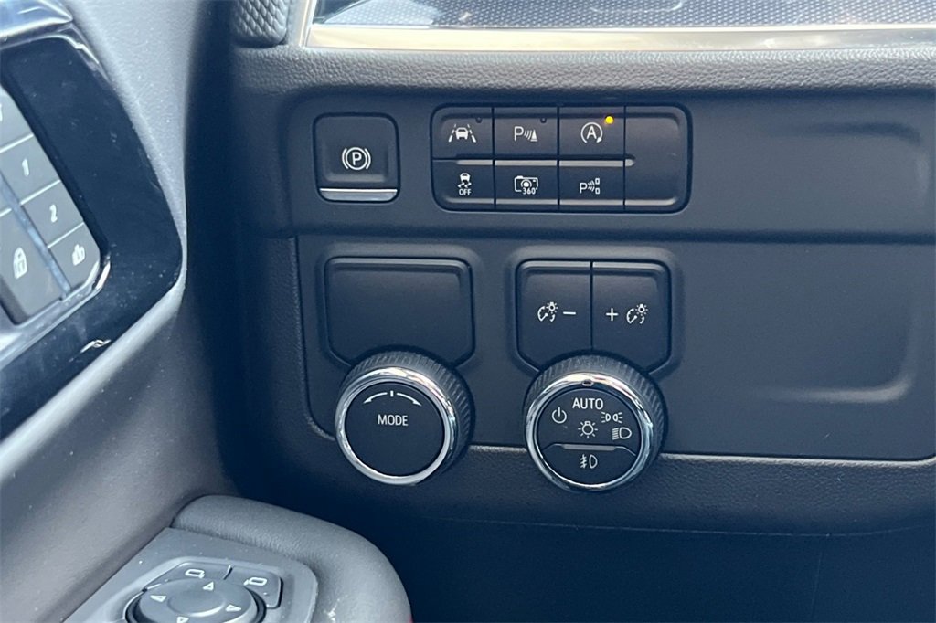 Used 2025 Chevrolet Suburban RST image 39