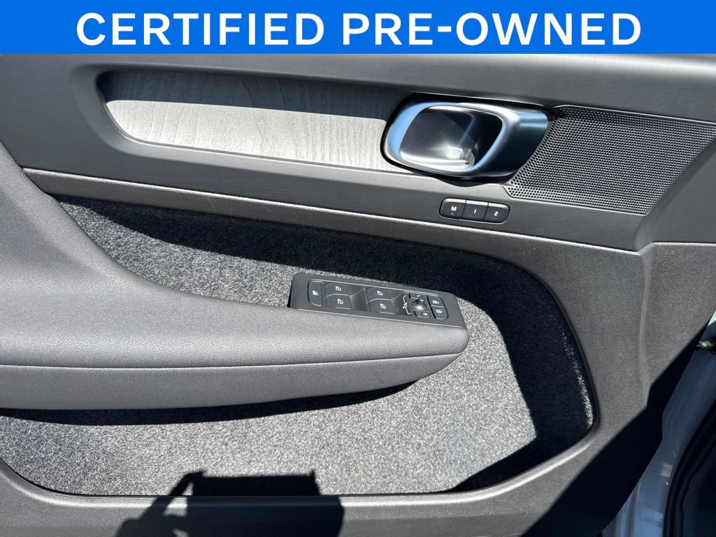 Certified 2025 Volvo XC40 B5 Plus AWD/4WD image 11