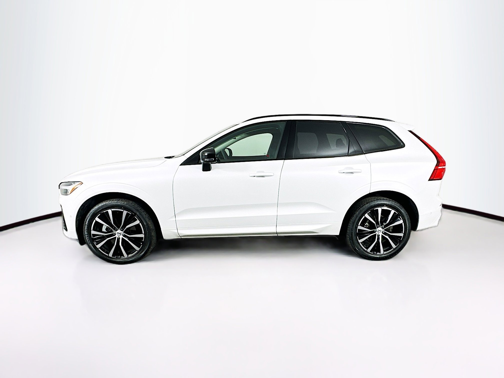 Used 2025 Volvo XC60 B5 Plus image 4
