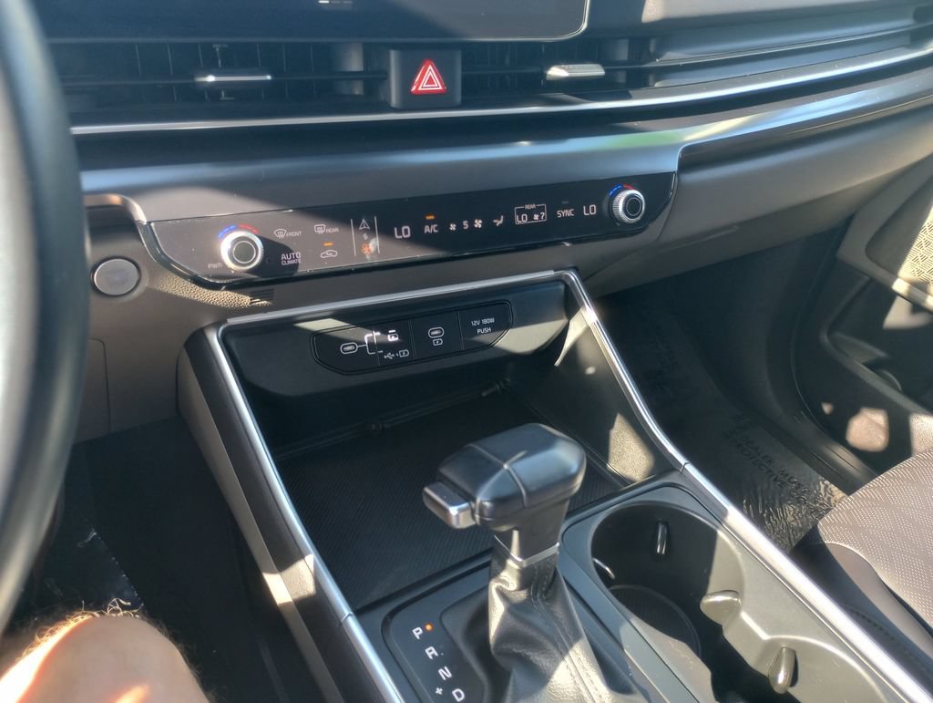 Used 2025 Kia Carnival FWD image 30