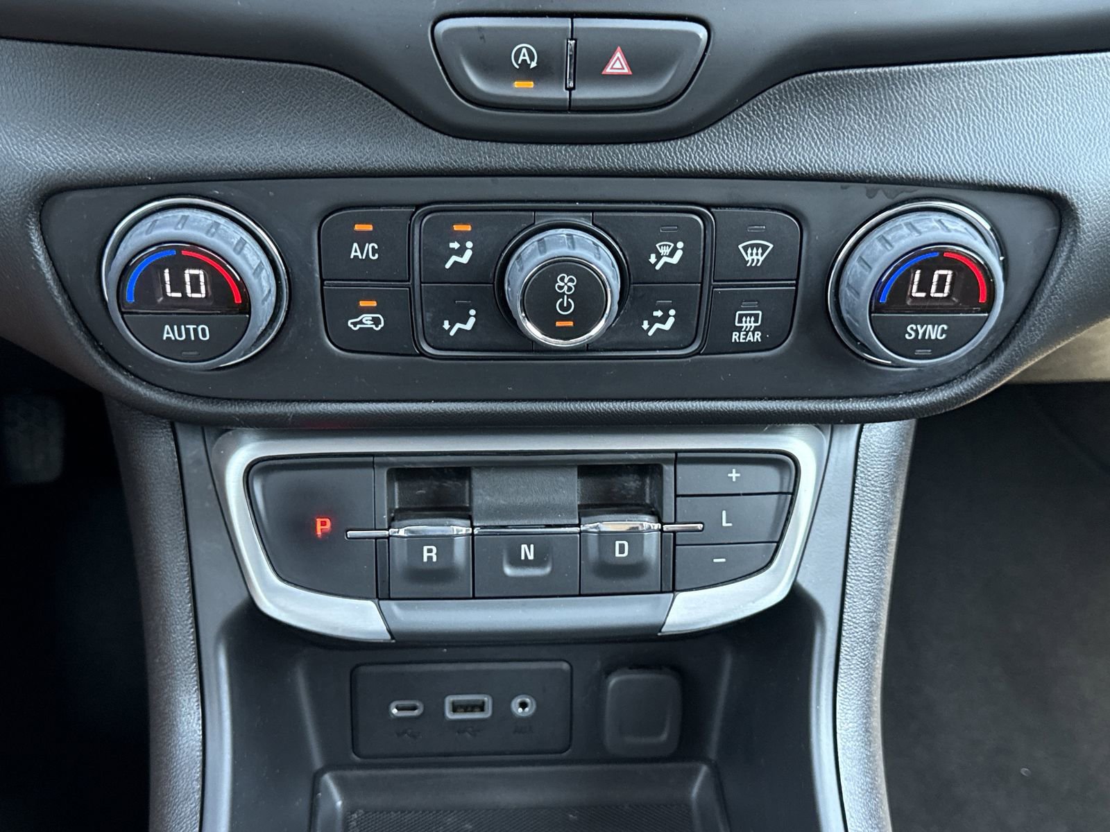 Used 2024 GMC Terrain SLE w/ Driver Convenience Package FWD image 22