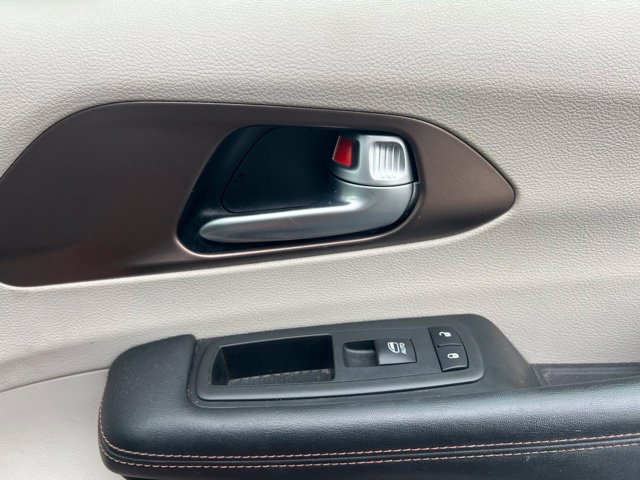 Used 2018 Chrysler Pacifica Touring-L w/ Tire & Wheel Group FWD image 33
