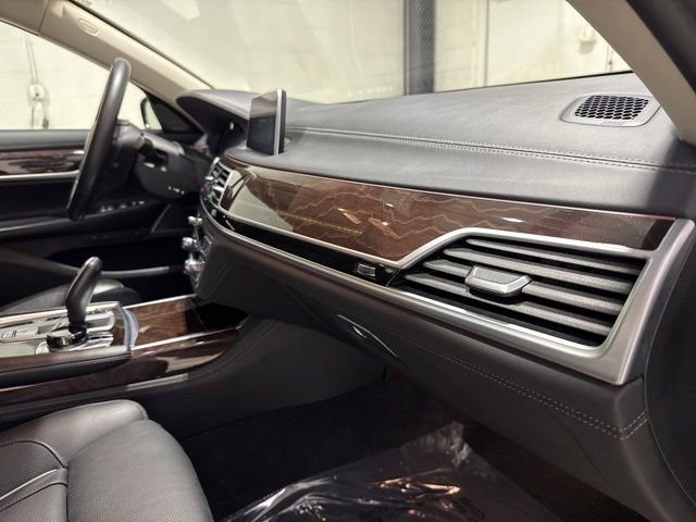 Used 2022 BMW 750i xDrive w/ Luxury Rear Seating Package image 40