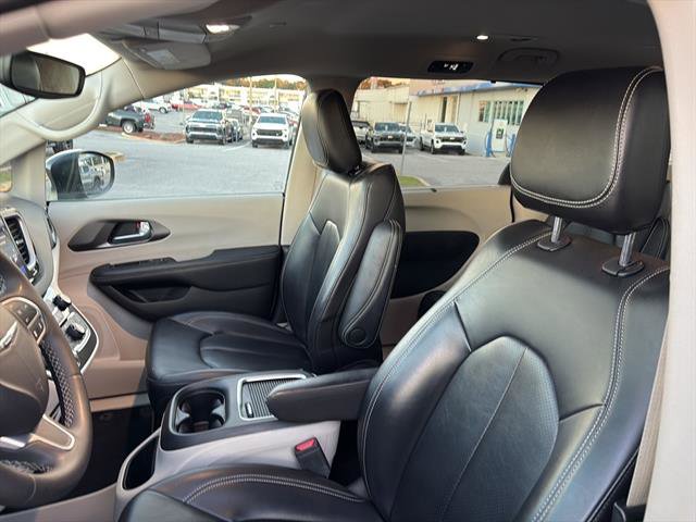 Used 2023 Chrysler Pacifica Touring-L image 15