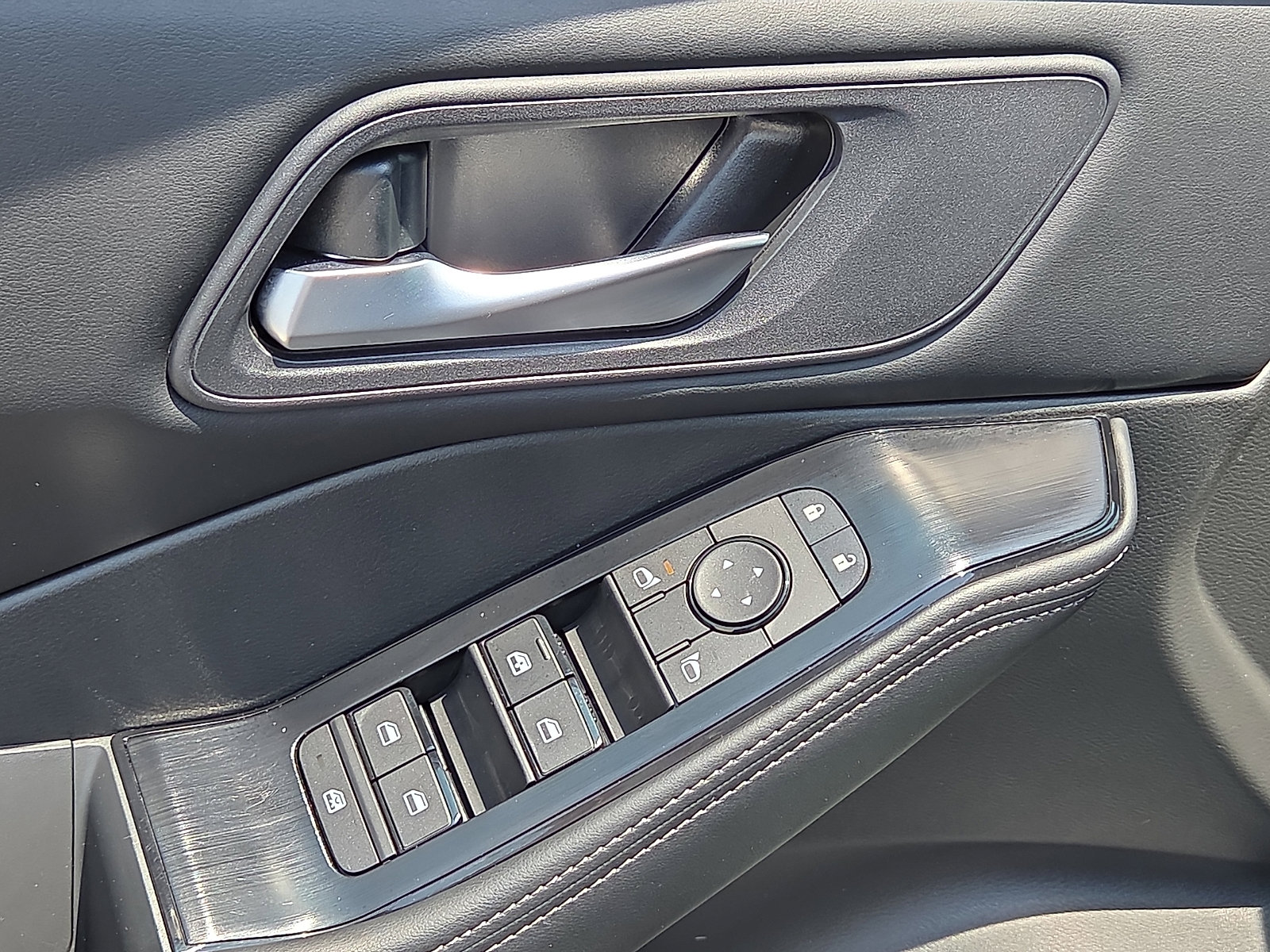Used 2025 Nissan Rogue SV FWD image 13