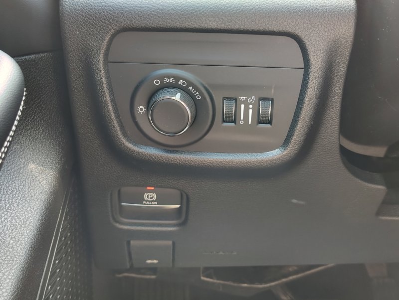 Used 2025 Jeep Grand Cherokee Altitude AWD/4WD image 23