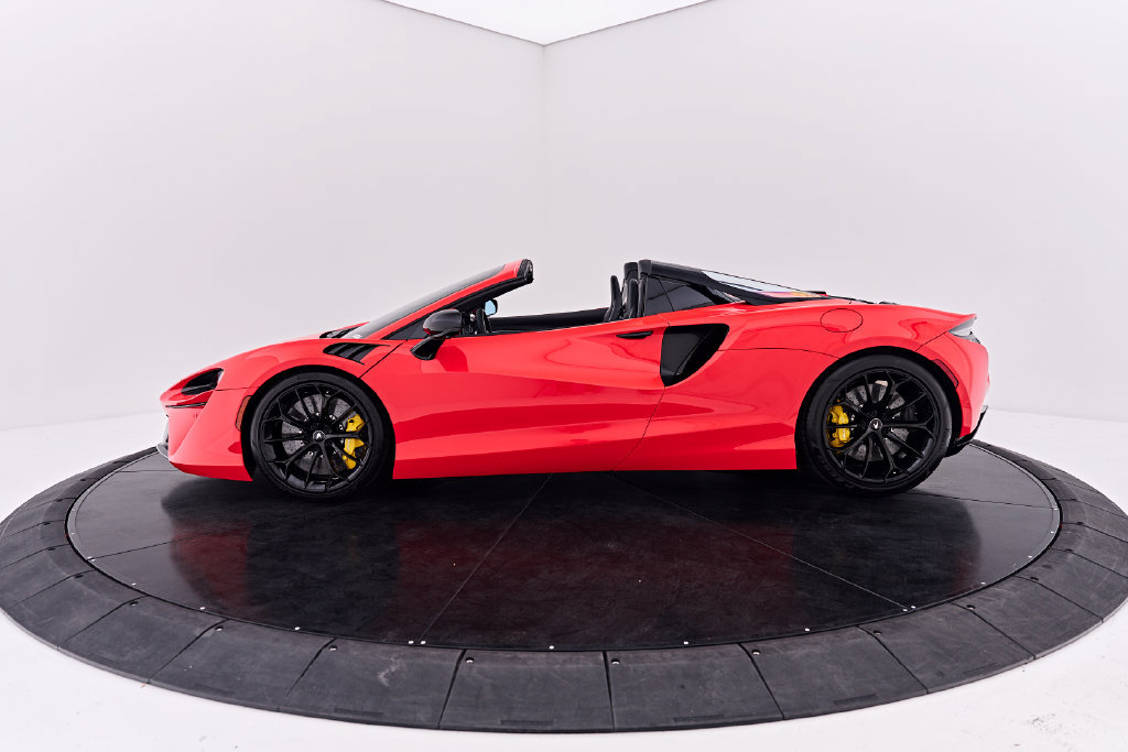 Used 2025 McLaren Artura Spider RWD image 18