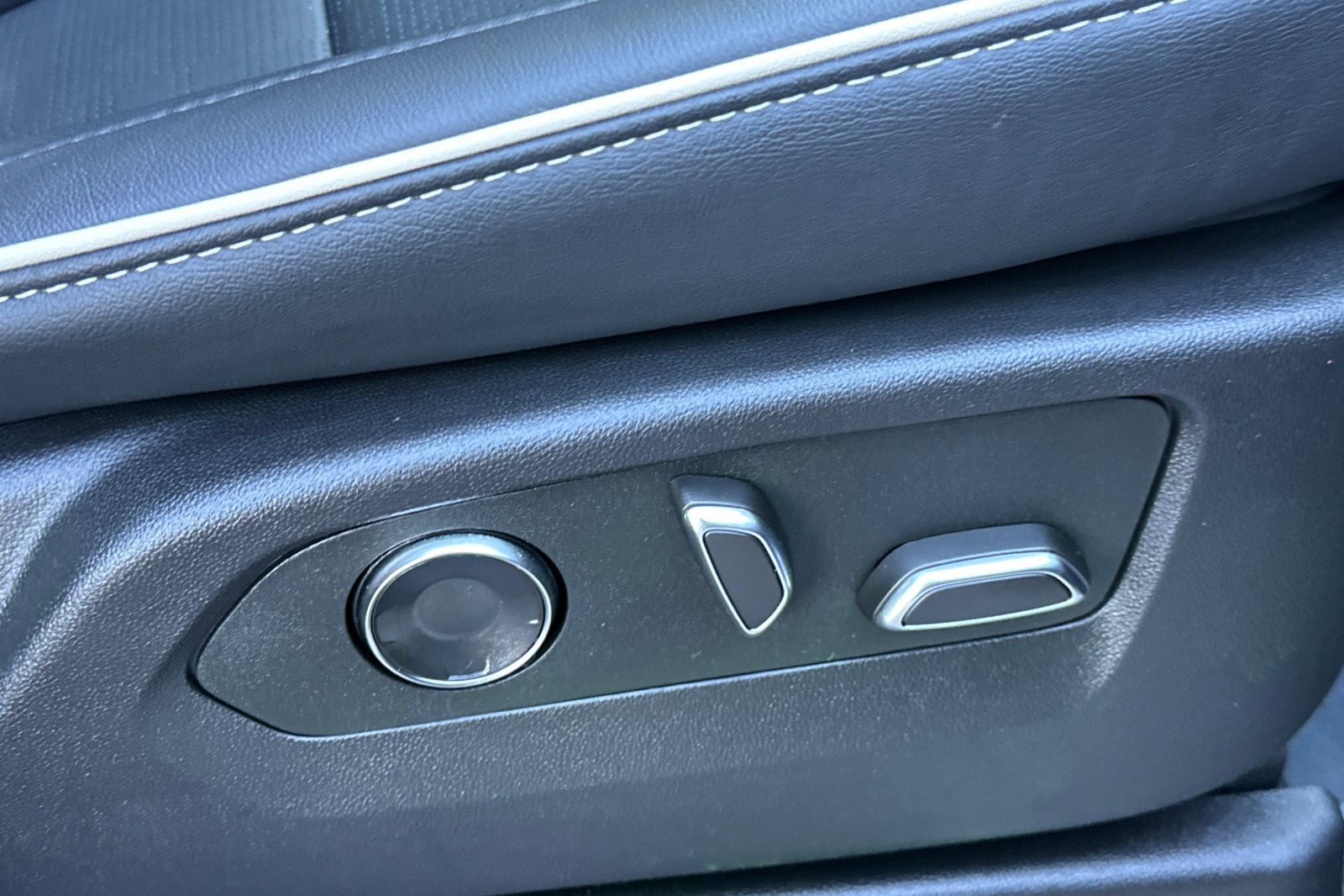 Used 2025 Cadillac Escalade Premium Luxury image 22