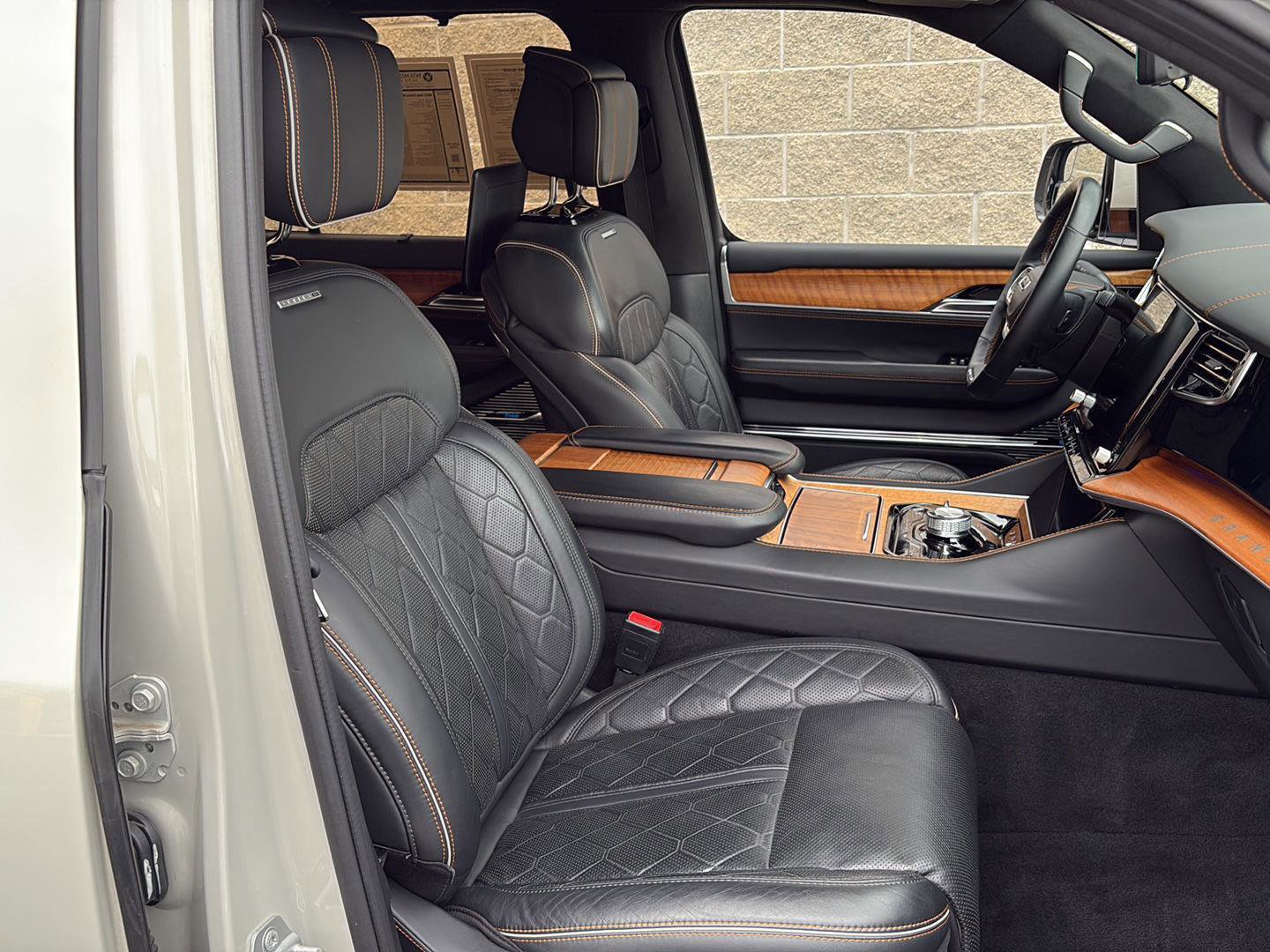 Used 2022 Jeep Grand Wagoneer Series III w/ Rear Seat Video Group 1 AWD/4WD image 23