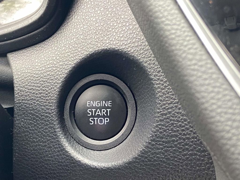 Used 2025 Toyota Corolla Cross LE image 27