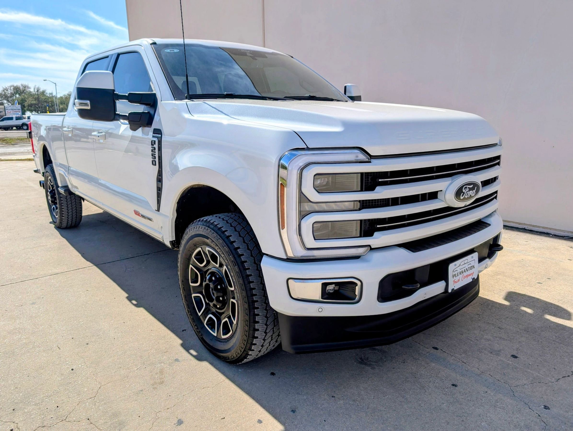 Used 2025 Ford F250 Platinum w/ Platinum Plus Package image 2