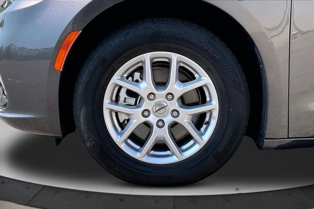 Certified 2023 Chrysler Pacifica Touring-L FWD image 34