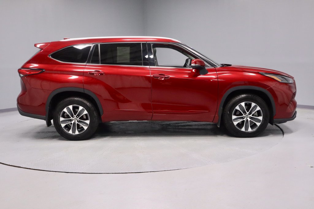 Used 2022 Toyota Highlander XLE AWD/4WD image 12