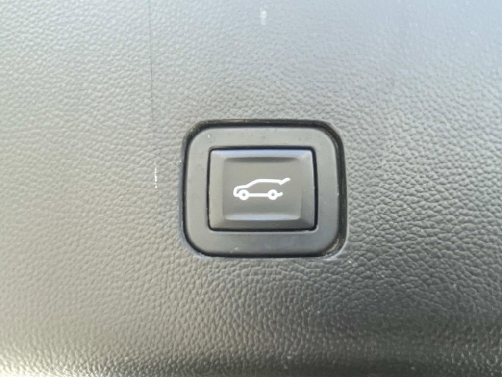 Used 2018 Chevrolet Traverse LT image 12