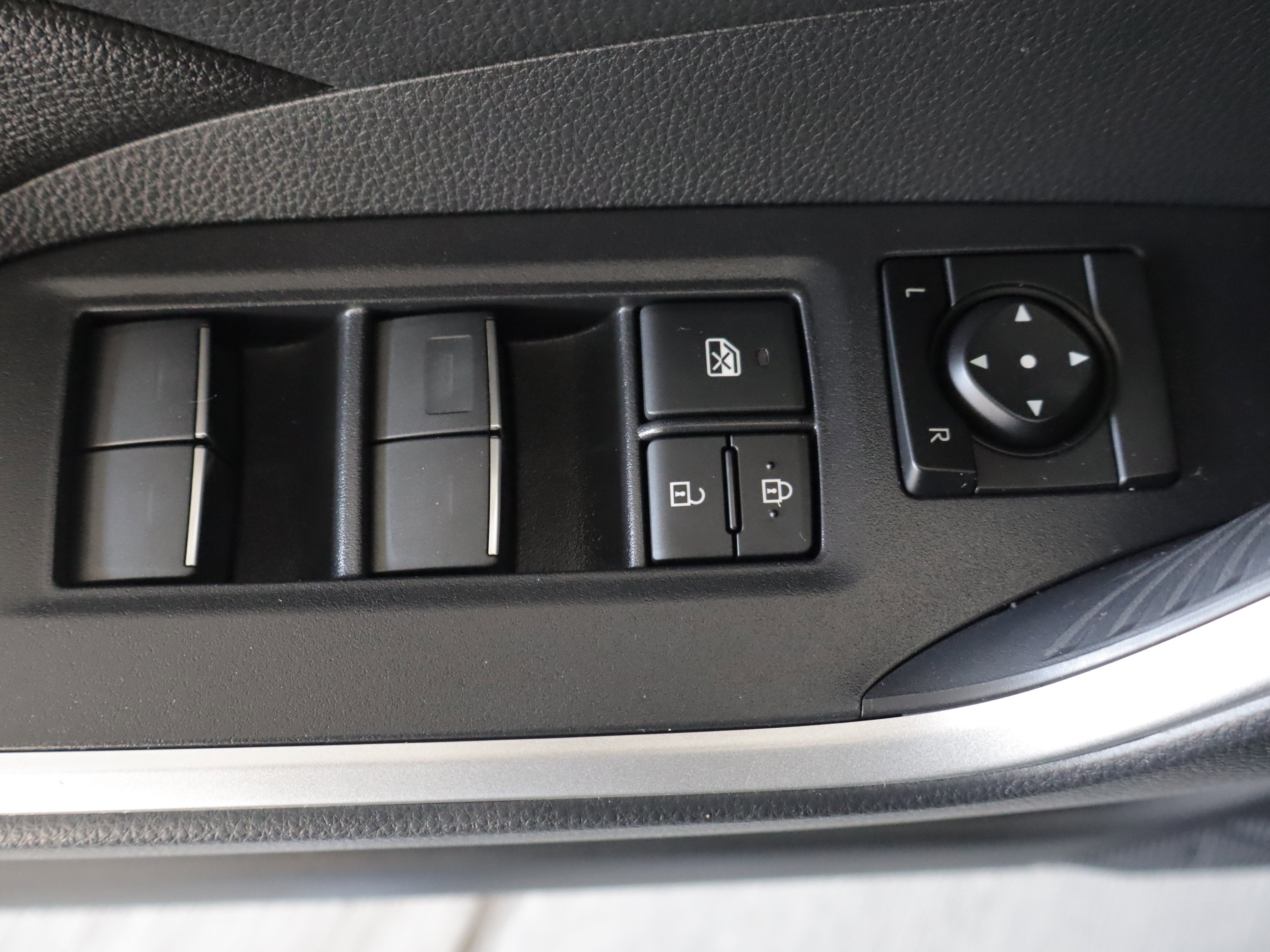 Used 2022 Toyota RAV4 SE image 11