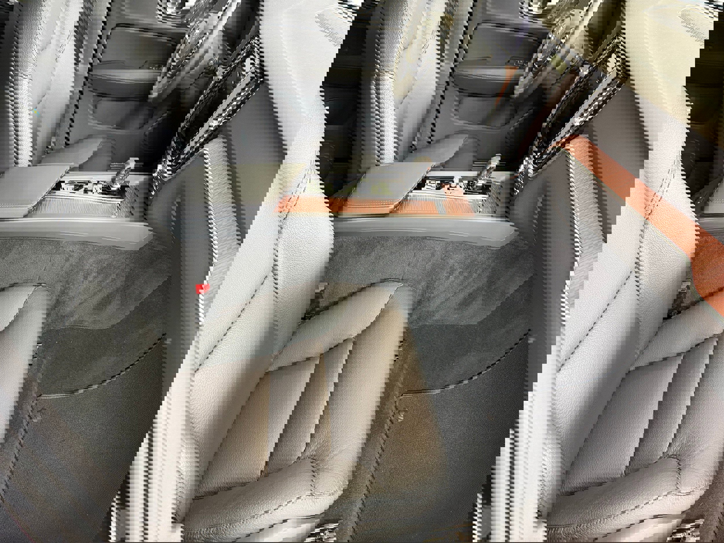 Certified 2024 Volvo V60 B5 Cross Country Plus w/ Protection Package Premier image 21