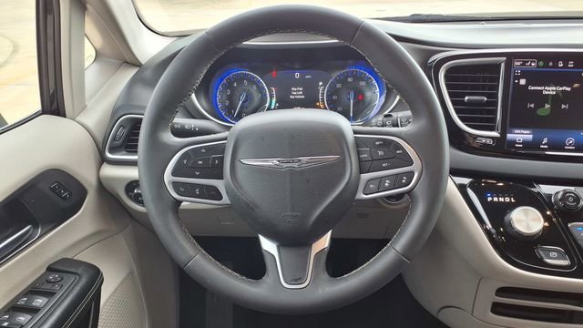 Used 2022 Chrysler Pacifica Touring-L image 24