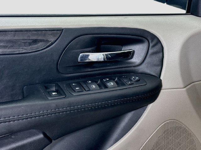 Used 2018 Dodge Grand Caravan SE w/ UConnect Hands-Free Group FWD image 23