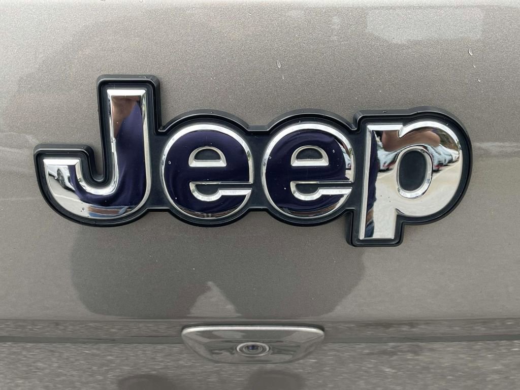 Used 2017 Jeep Cherokee Limited w/ Trailer Tow Group AWD/4WD image 9