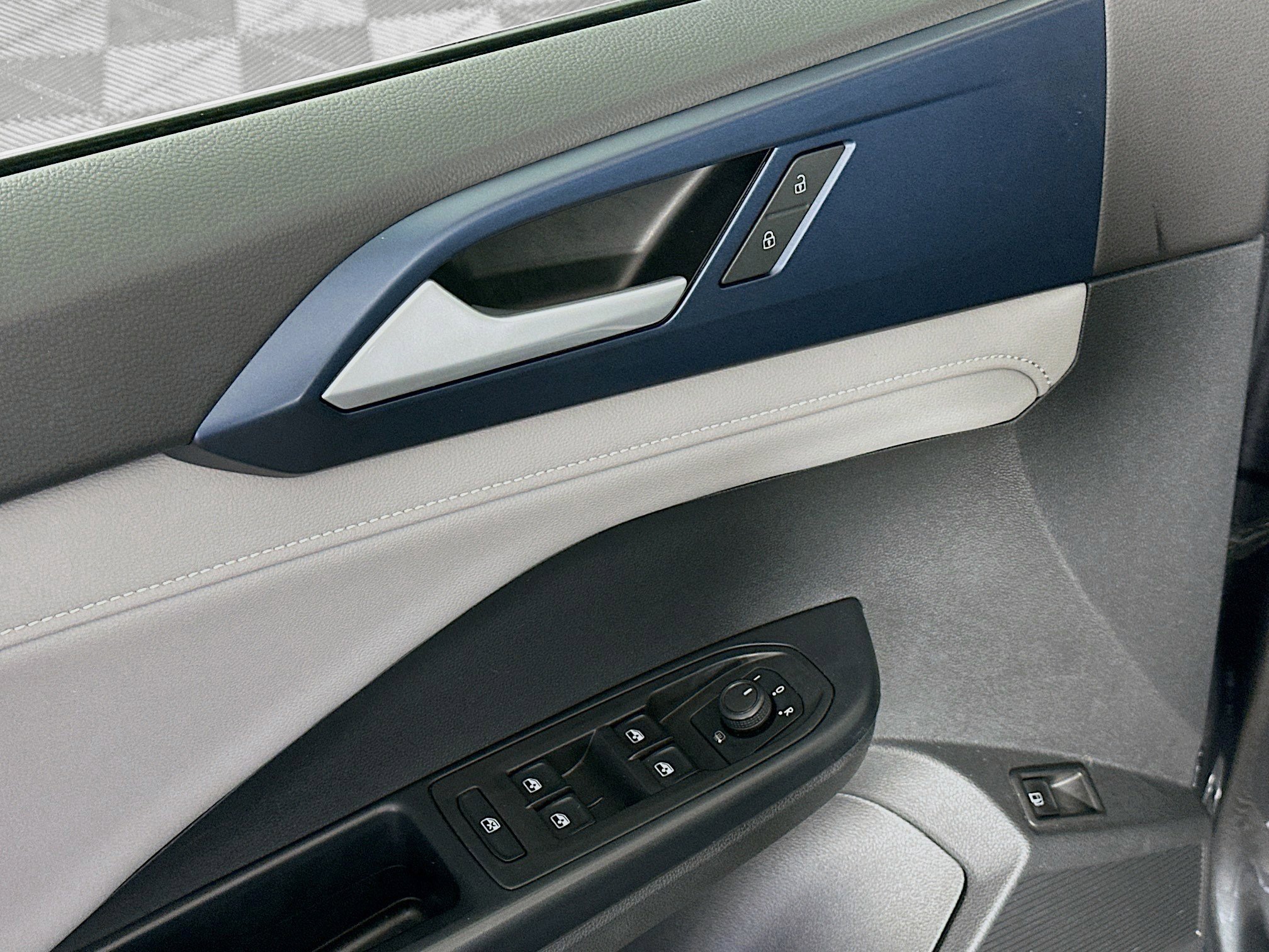 Used 2024 Volkswagen Taos SE image 15