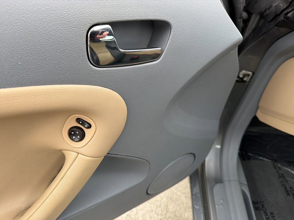 Used 2006 Pontiac Solstice Convertible w/ Premium Package RWD image 17