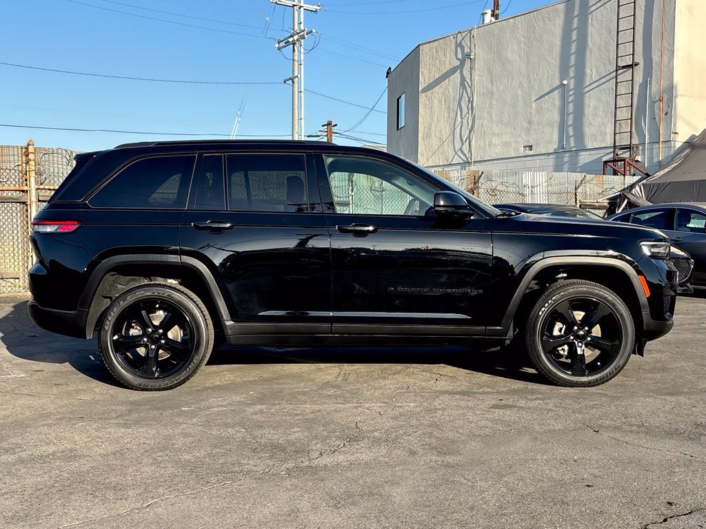 Used 2023 Jeep Grand Cherokee Altitude RWD image 2