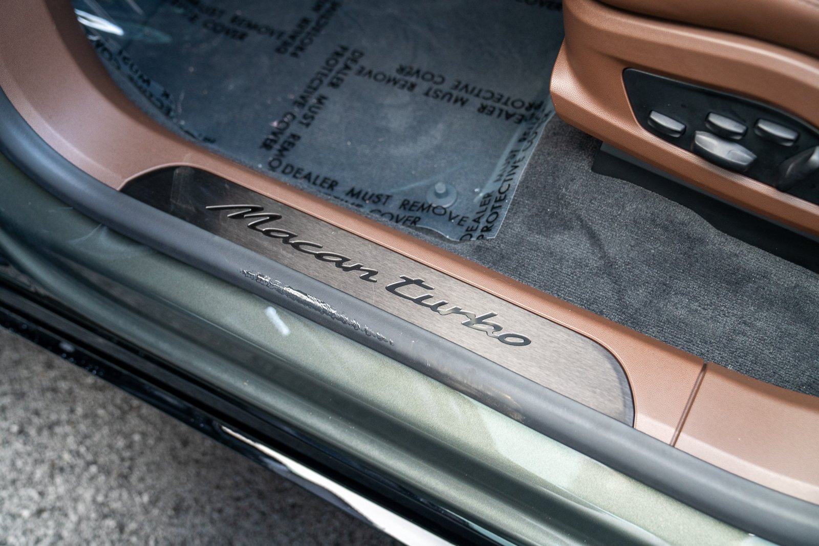 Certified 2025 Porsche Macan Turbo Electric AWD/4WD image 12