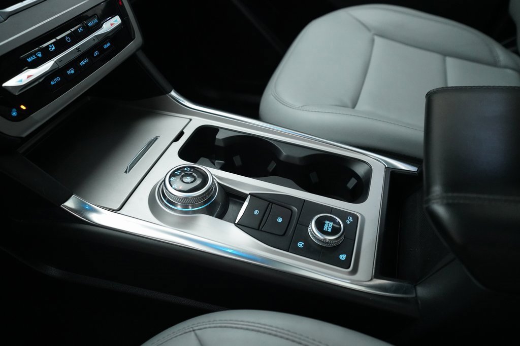 Used 2021 Ford Explorer XLT w/ XLT Sport Appearance Package image 17