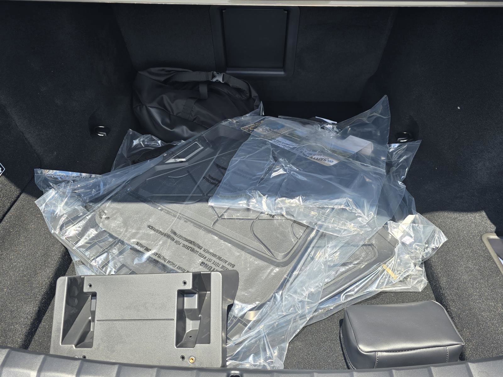 New 2025 BMW 750e xDrive w/ Premium Package image 12