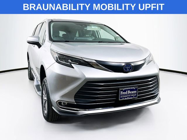 Used 2021 Toyota Sienna XLE w/ XLE Plus Package image 1