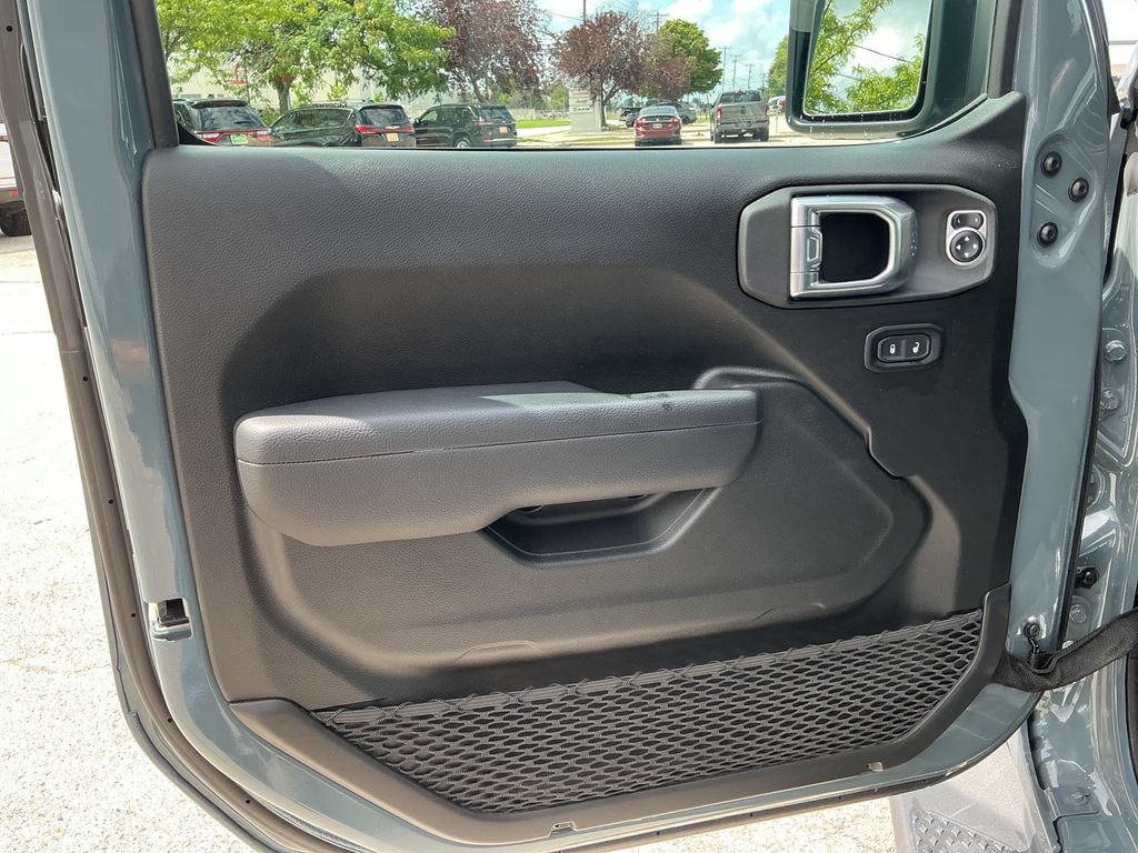 Certified 2025 Jeep Gladiator Sport AWD/4WD image 12