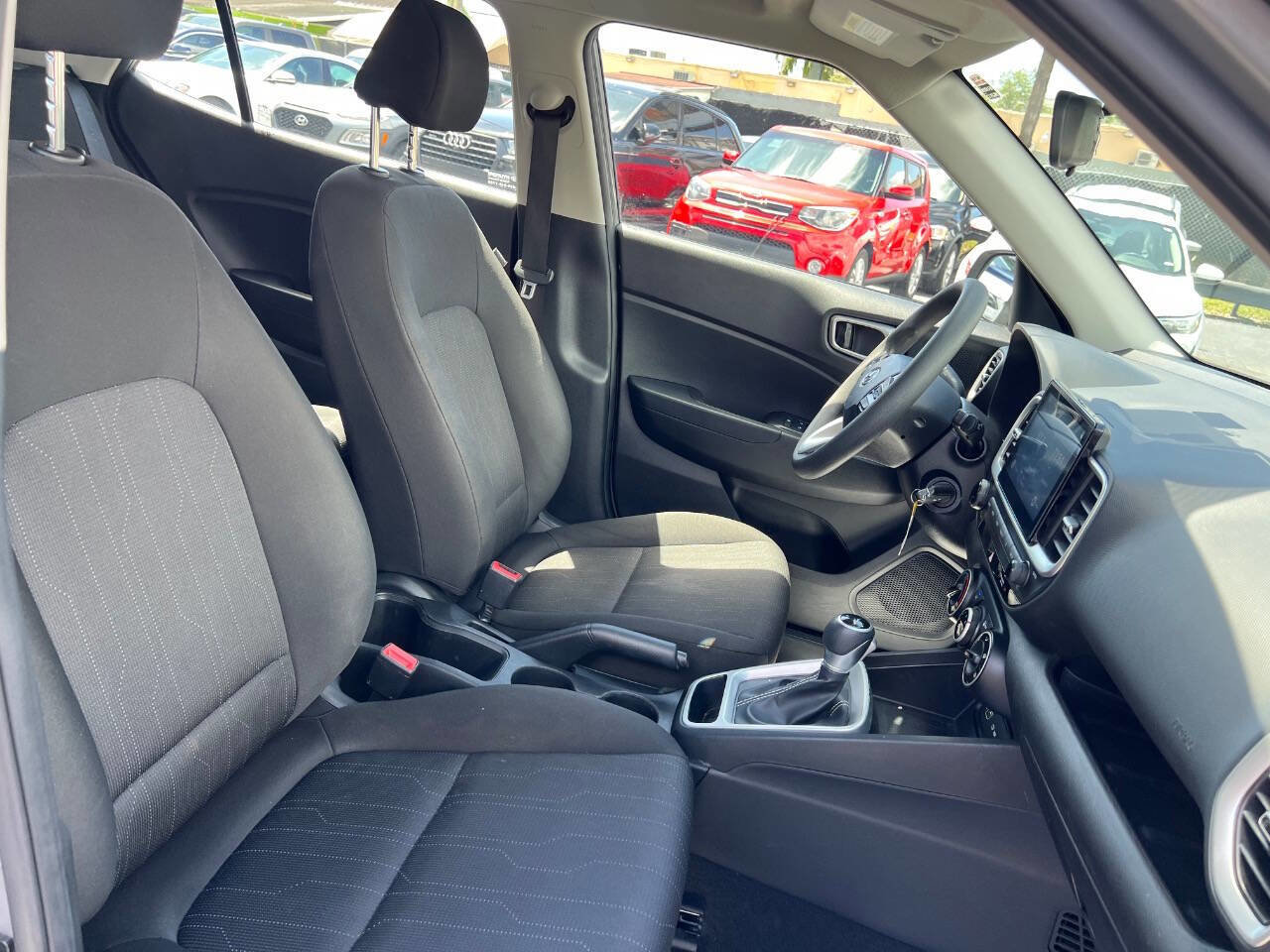 Used 2022 Hyundai Venue SE FWD image 19