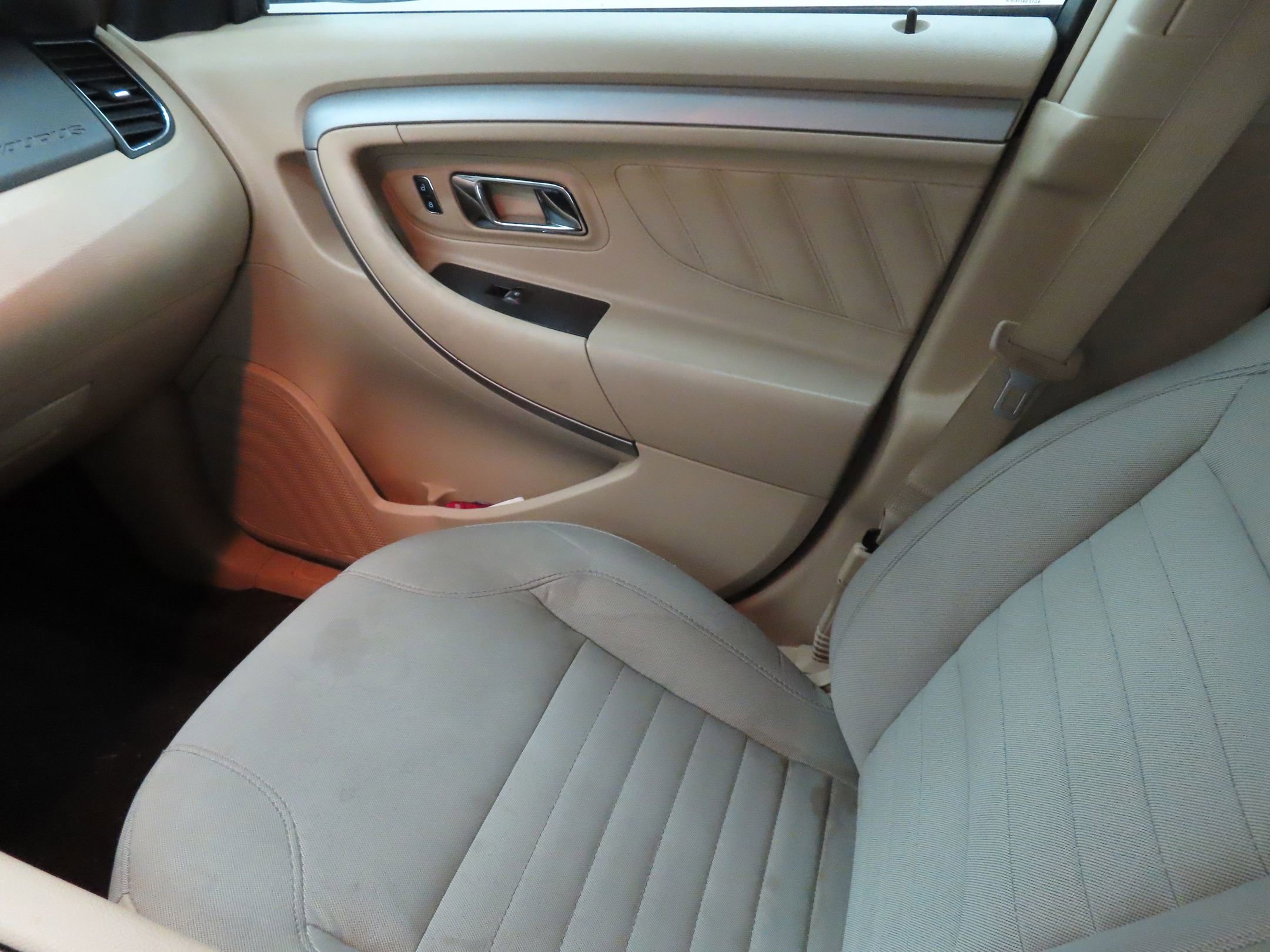 Used 2016 Ford Taurus SE FWD image 18