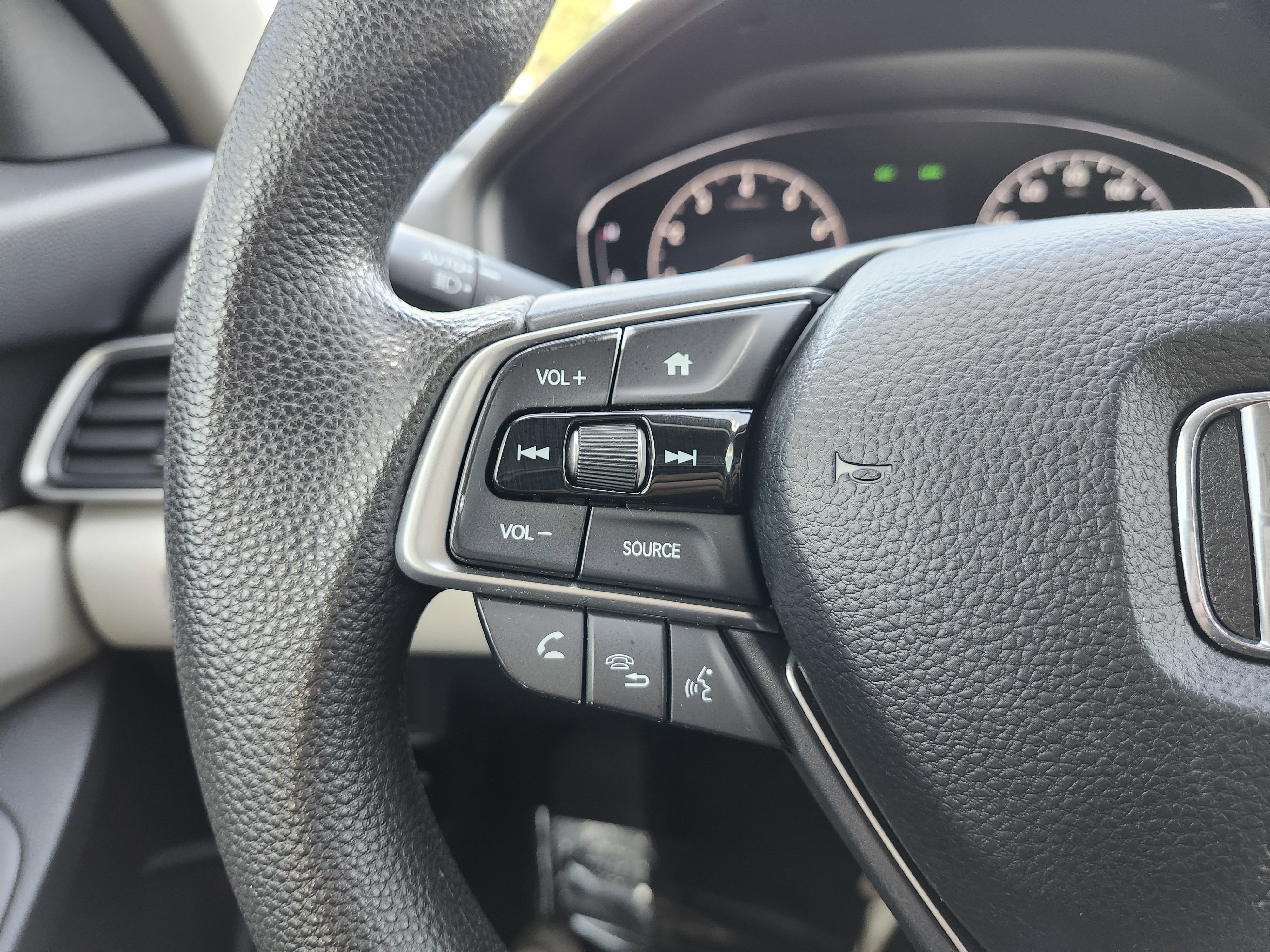 Used 2018 Honda Accord LX image 32