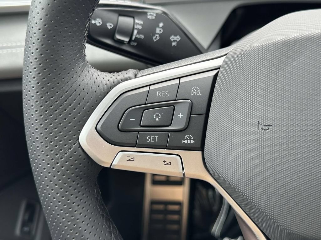 New 2026 Volkswagen Tiguan SE R-Line AWD/4WD image 18