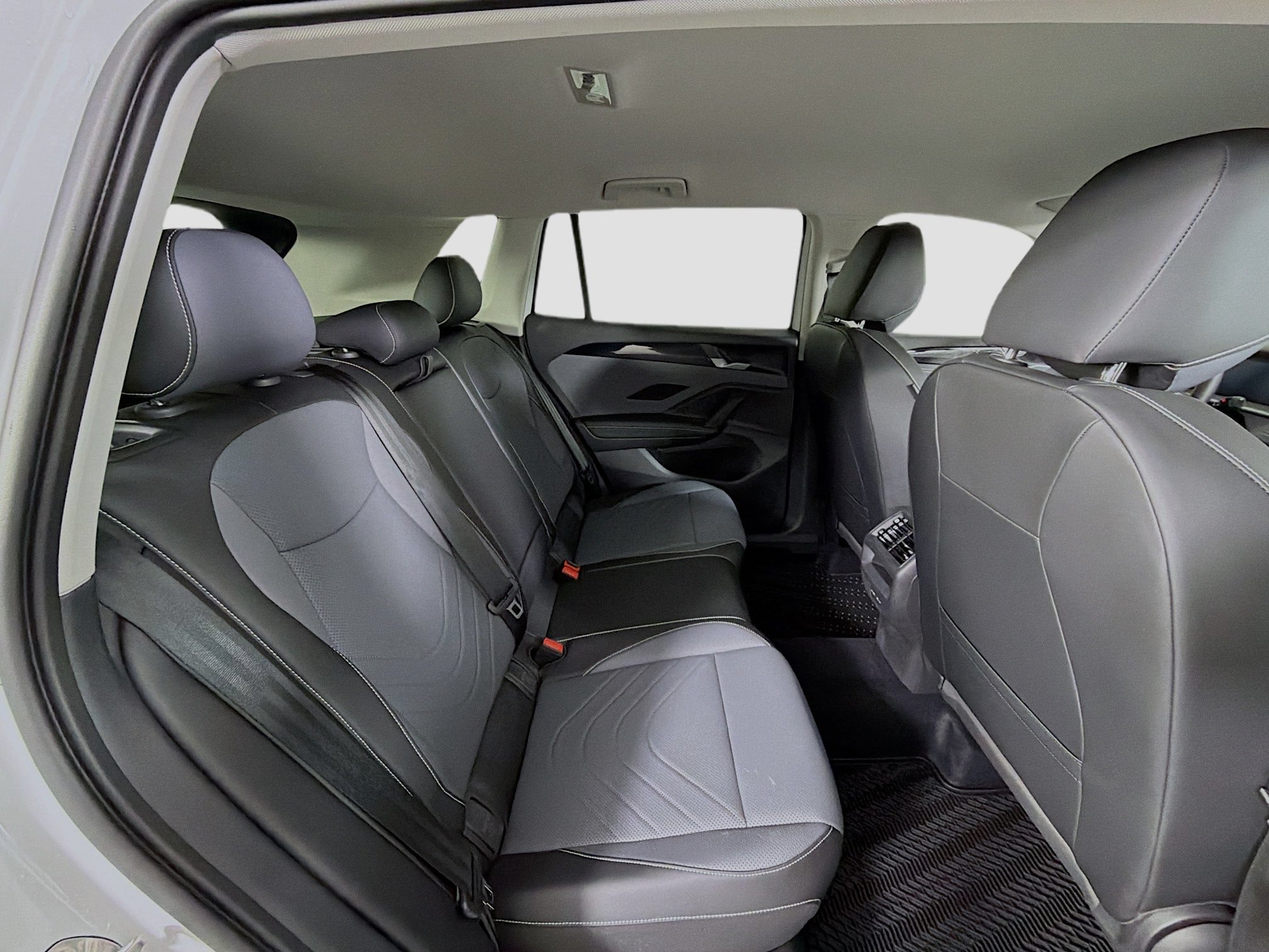 Used 2025 Volkswagen Tiguan SE FWD image 25