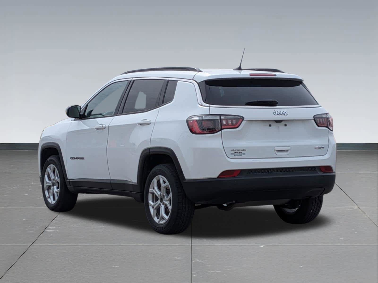 Used 2025 Jeep Compass Latitude image 3