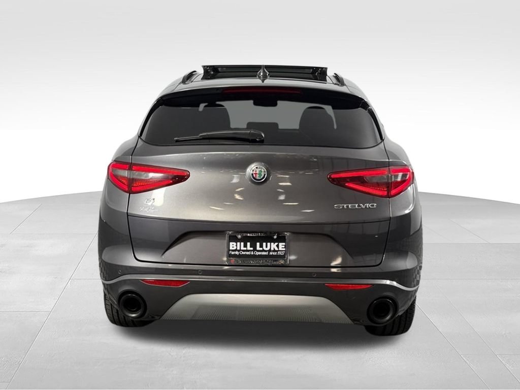 Used 2023 Alfa Romeo Stelvio Ti AWD/4WD image 5
