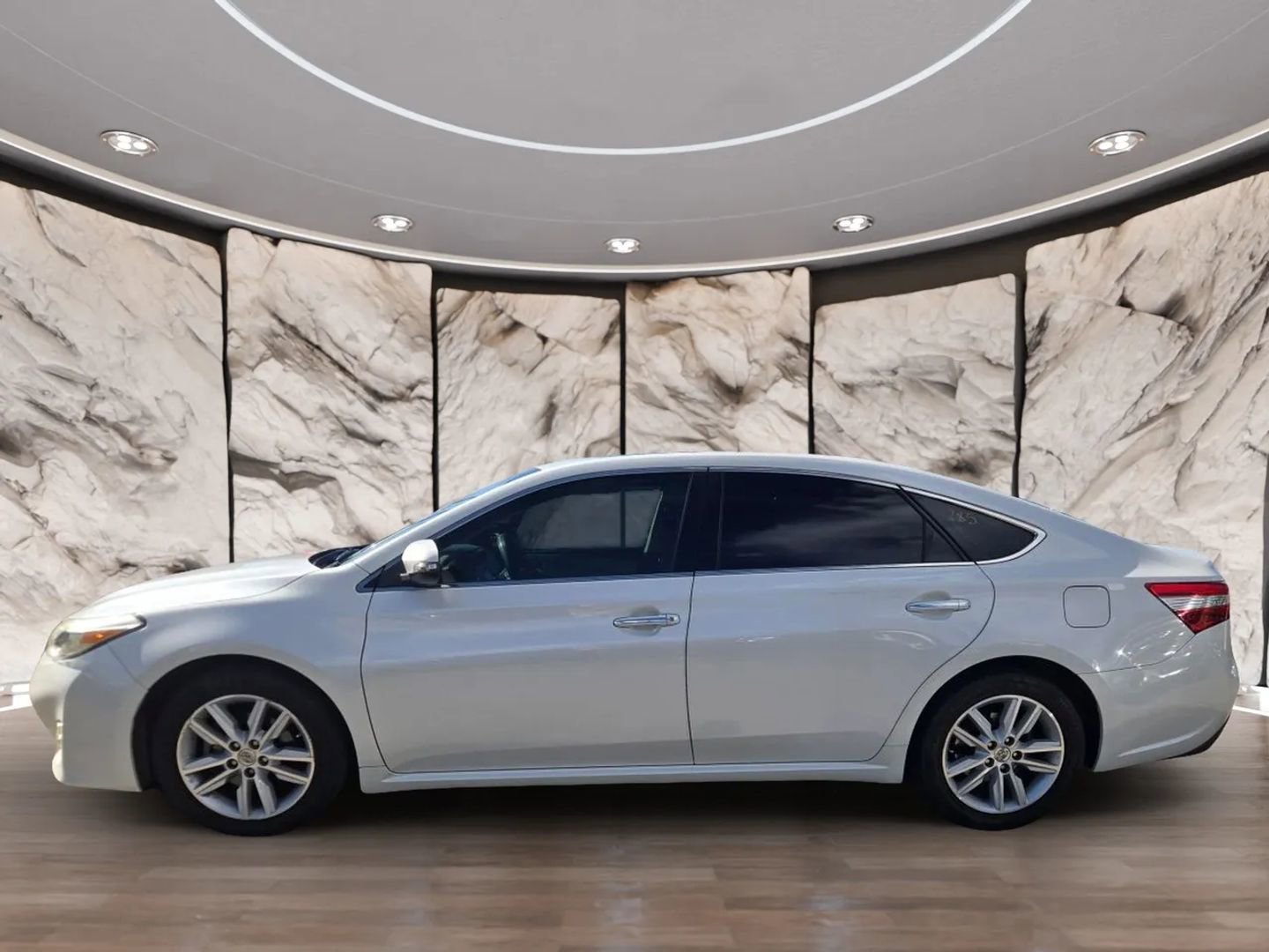 Used 2015 Toyota Avalon XLE Premium w/ Preferred Accessory Package FWD image 5