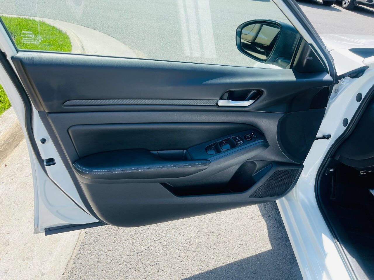 Used 2025 Nissan Altima 2.5 SV image 19