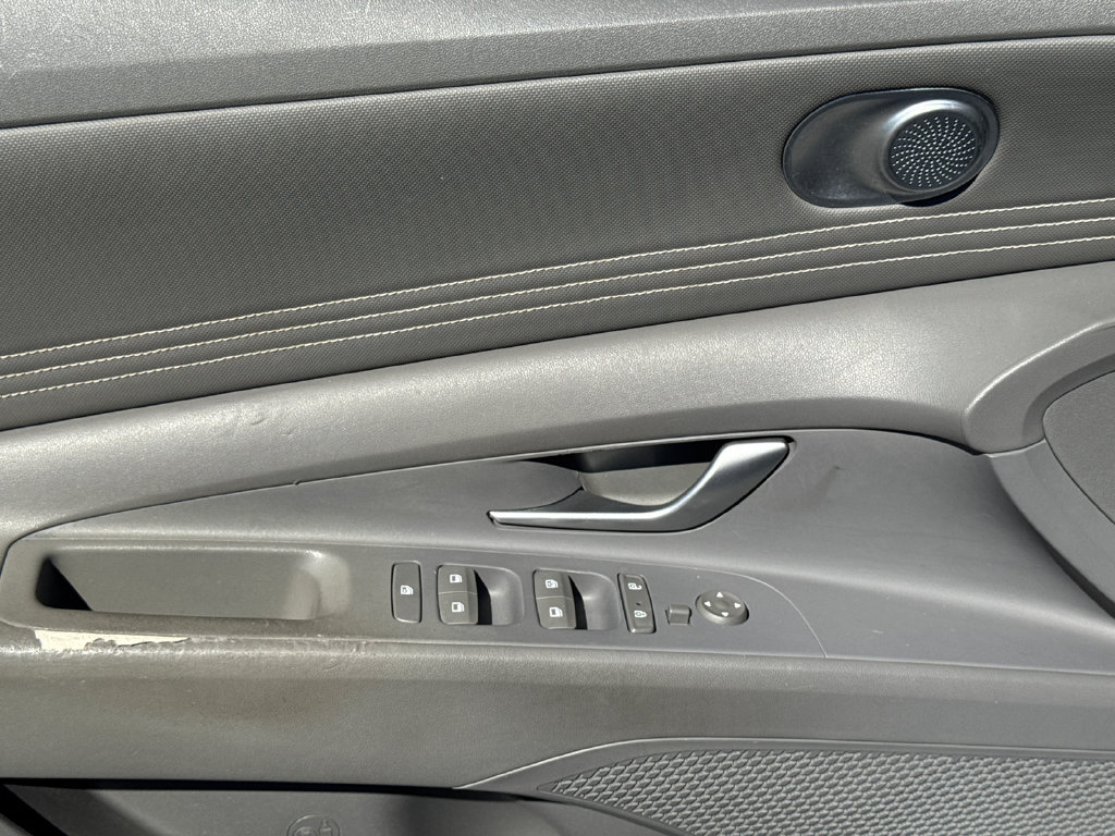 Used 2022 Hyundai Elantra SEL w/ Convenience Package FWD image 3