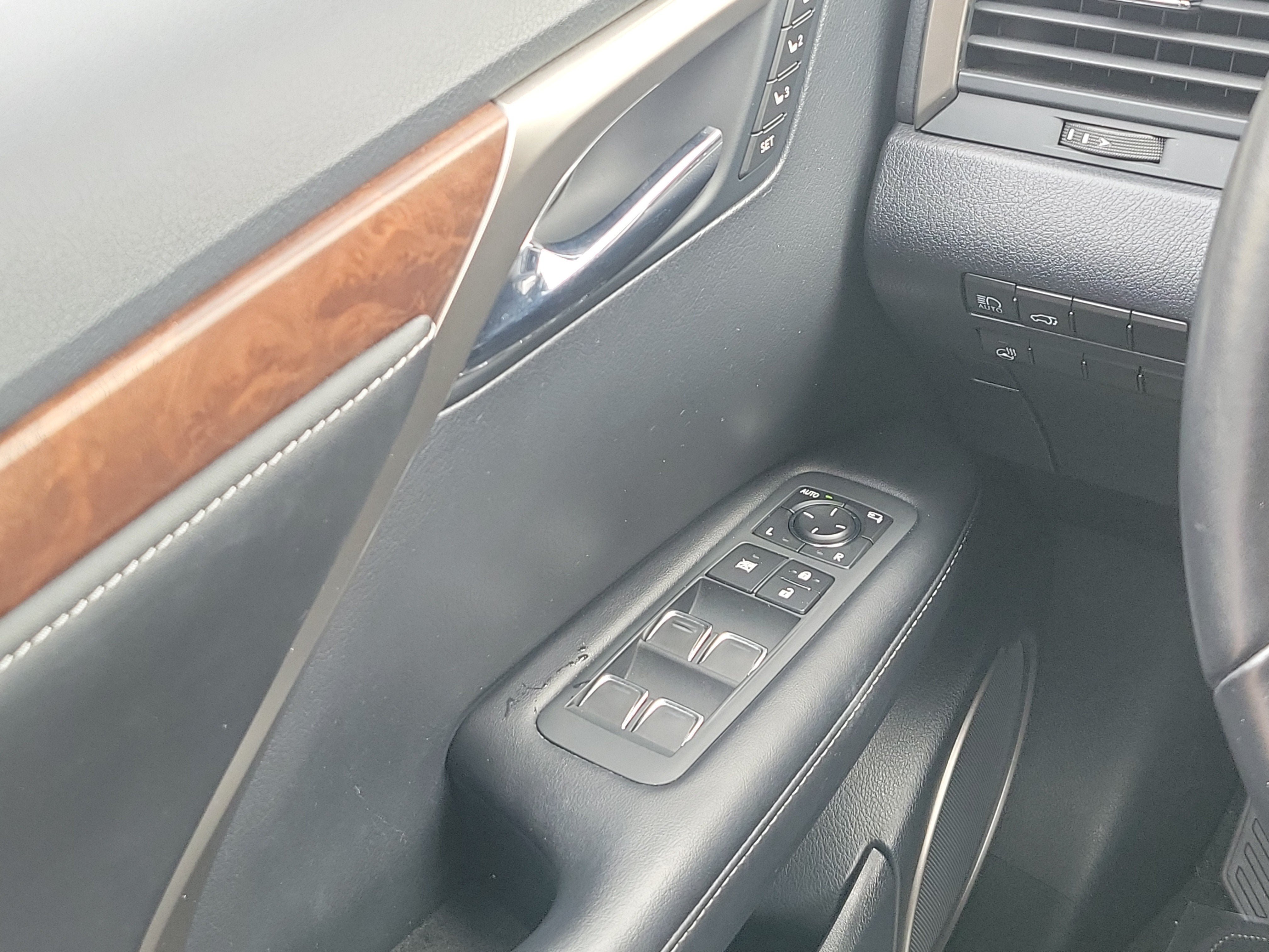Used 2022 Lexus RX 350L Premium w/ Premium Package AWD/4WD image 18