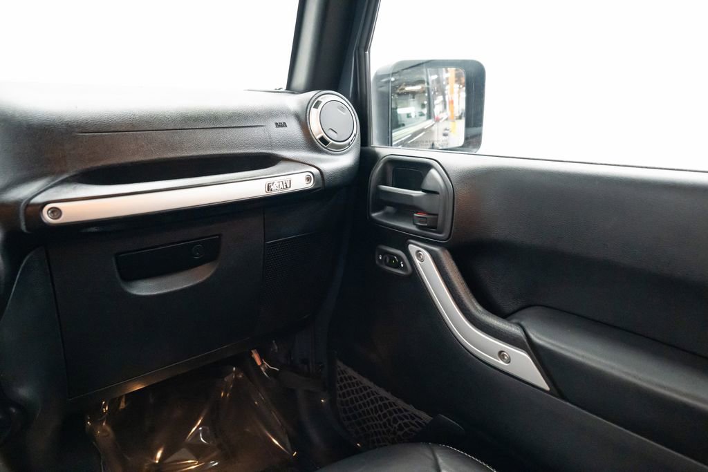 Used 2017 Jeep Wrangler Unlimited Rubicon w/ Connectivity Group AWD/4WD image 10