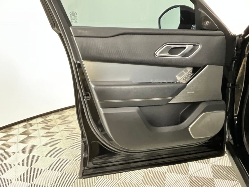 Used 2018 Land Rover Range Rover Velar R-Dynamic SE AWD/4WD image 18