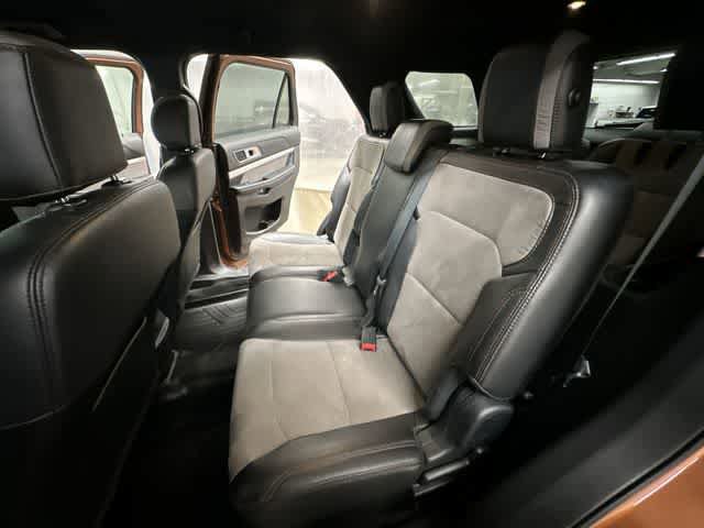 Used 2017 Ford Explorer XLT w/ Equipment Group 202A AWD/4WD image 18