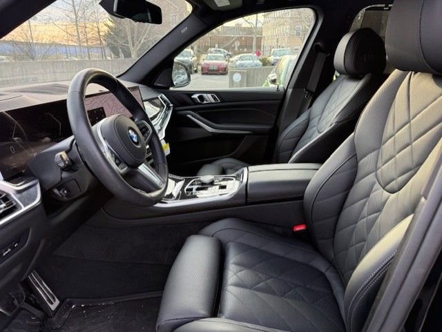 Used 2025 BMW X5 xDrive40i w/ M Sport Package image 3